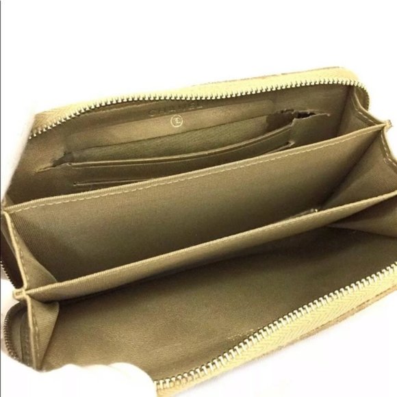 authentic CHANEL Quilted  CC Logo Lambskin Zip - Picture 2 of 13